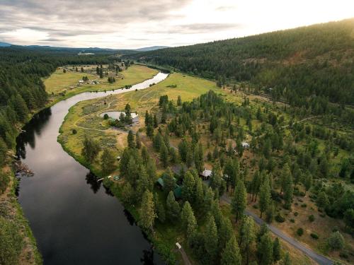 Peaceful Waterfront Log Cabin near Crater Lake National Forest, Oregon in Chiloquin