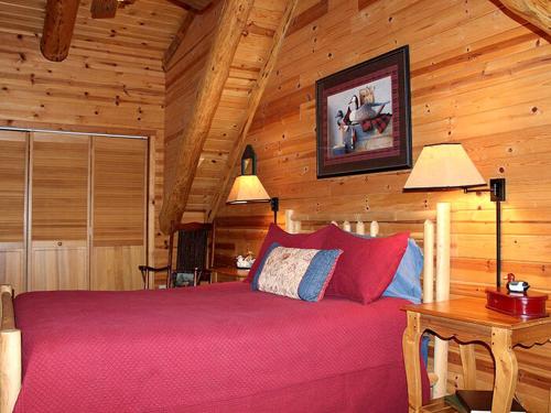 Peaceful Waterfront Log Cabin near Crater Lake National Forest, Oregon in Chiloquin