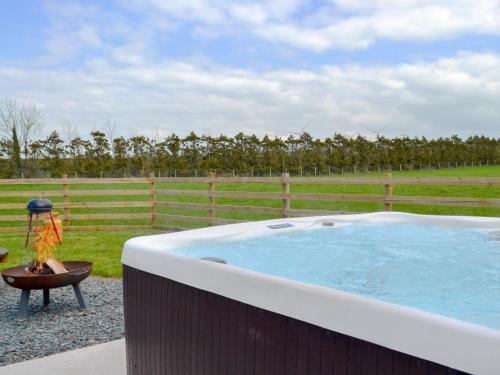 Hotelli välisilme, Greengill Farm Shepherds Hut- Ukc3632 in Grange Over Sands