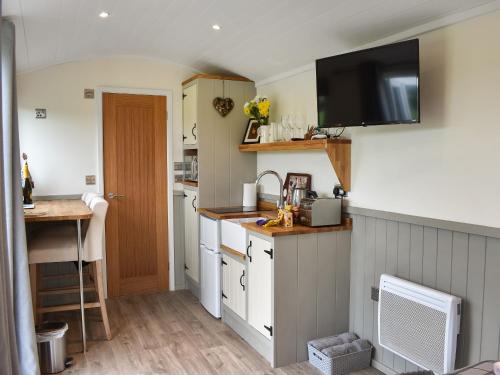 Hotelli välisilme, Greengill Farm Shepherds Hut- Ukc3632 in Grange Over Sands