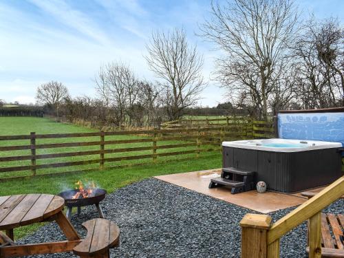 Hotelli välisilme, Greengill Farm Shepherds Hut- Ukc3632 in Grange Over Sands