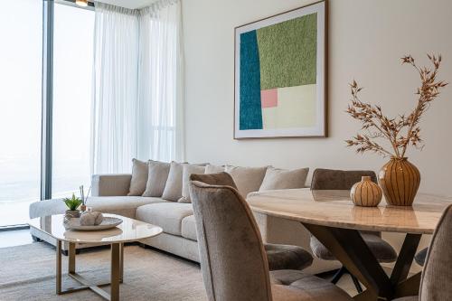 Elegant 2-Bedroom Apartment with Stunning City and Water Views - image 9