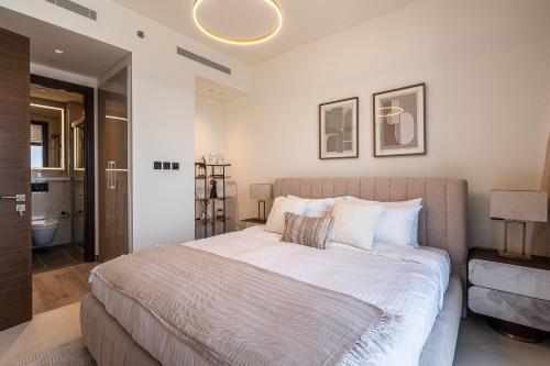 Elegant 2-Bedroom Apartment with Stunning City and Water Views - image 7