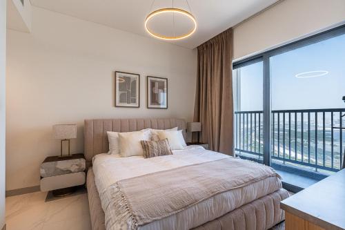 Elegant 2-Bedroom Apartment with Stunning City and Water Views - image 14