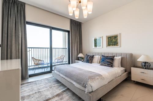 Elegant 2-Bedroom Apartment with Stunning City and Water Views - image 8