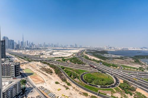 Elegant 2-Bedroom Apartment with Stunning City and Water Views - image 13
