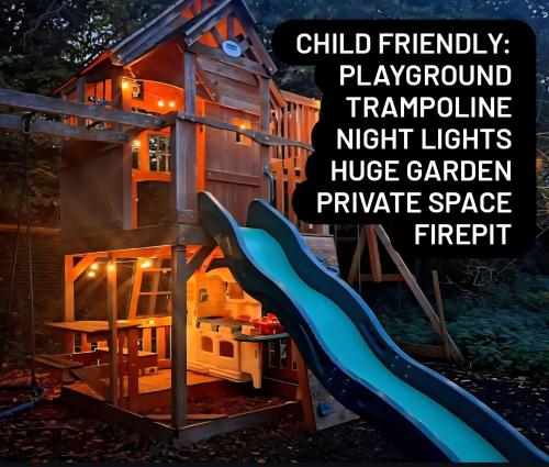 CABIN in hosts huge garden CHILD FRIENDLY with Hens Kittens firepit Marshmallows in 查靈
