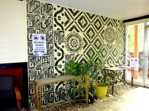 Budget Host Inn - image 7