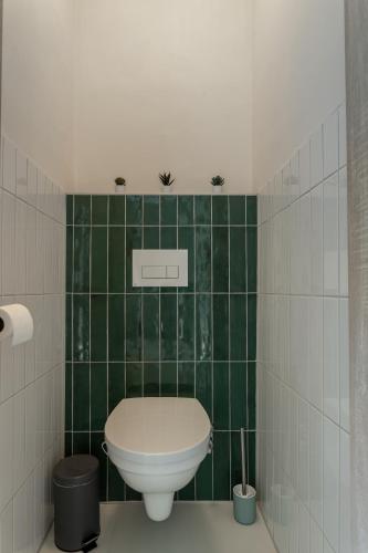 ห้องน้ำ, Modern apartment with balcony and free parking in เซสตาเคิร์ต