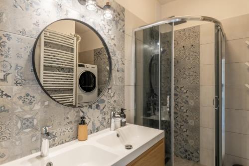 ห้องน้ำ, Modern apartment with balcony and free parking in เซสตาเคิร์ต