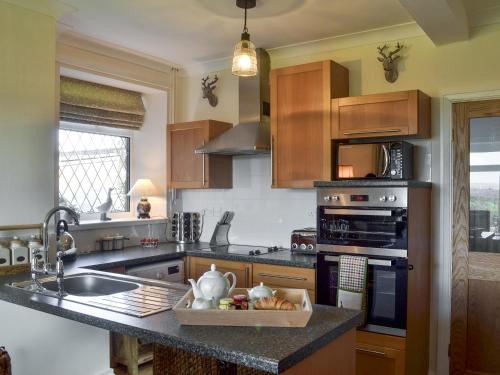 Konyha, Ling Farm Cottage in Grassmoor