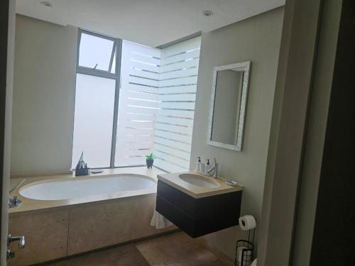 Marla Villa - image 8