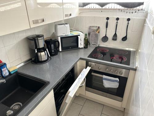 Kitchen, Work and Stay near Frankfurt Airport 2BR and Balcony in Raunheim
