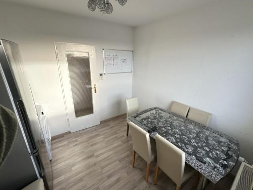 Facilities, Work and Stay near Frankfurt Airport 2BR and Balcony in Raunheim