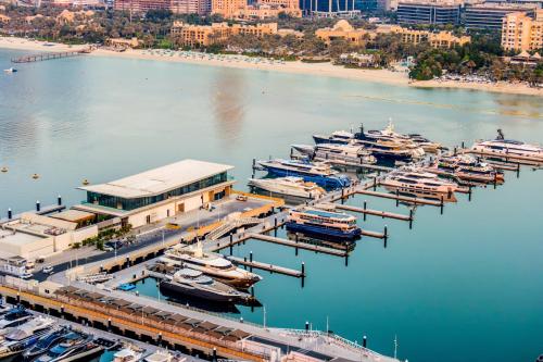 Livbnb-3BR Plus Maid's Room with Marina and City Skyline Views, Dubai (photo 10)