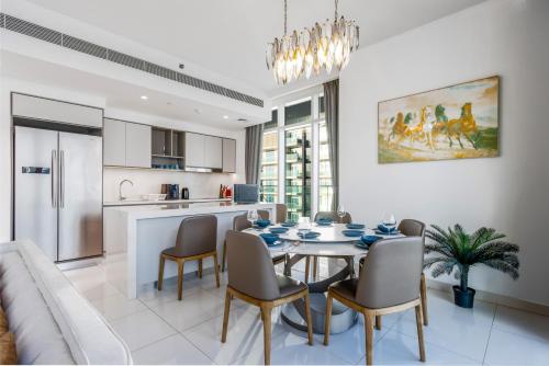 Livbnb-3BR Plus Maid's Room with Marina and City Skyline Views, Dubai (photo 9)