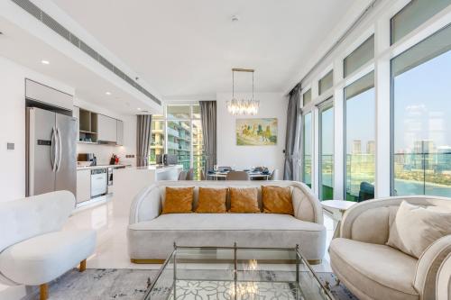 Livbnb-3BR Plus Maid's Room with Marina and City Skyline Views, Dubai