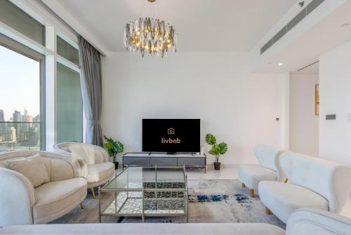 Livbnb-3BR Plus Maid's Room with Marina and City Skyline Views, Dubai (photo 8)