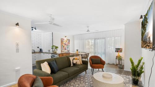 Patogumai, Amara on Lake Street in Lizard Sala