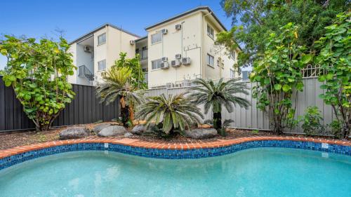 Baseinas, Amara on Lake Street in Lizard Sala