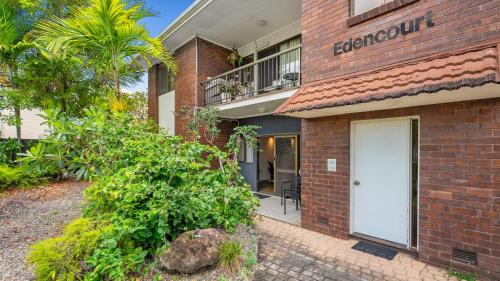 Išorė, Amara on Lake Street in Lizard Sala