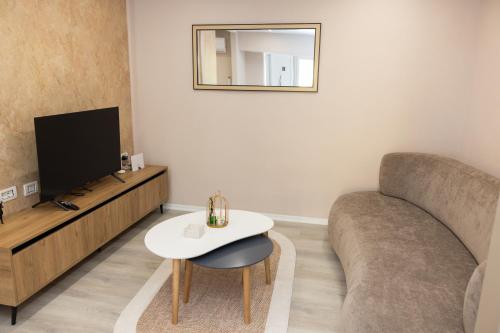 Luxury City Center Apartment - Free Parking, Tirana (foto 3)