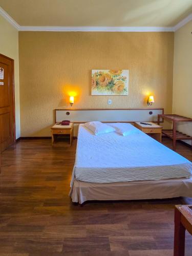 1 double bed, 2 twin beds