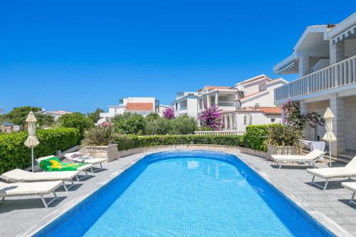 Family-friendly apartments with swimming pool Rogoznica - 7557 in โรกอสนิก้า