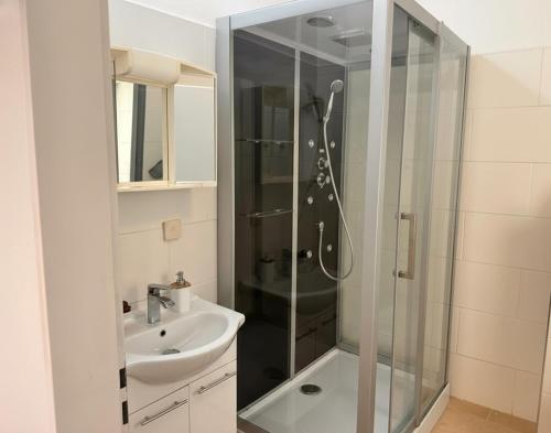 Spacious & Cozy Guesthouse - Near Metro & City Center - 3 Beds for 5 Person, Вена (фото 9)