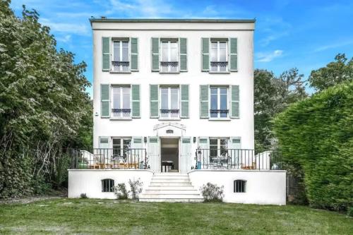 Before making request, read my profile host at bottom of page # House, garden, Eiffel Tower, Palace of Versailles - Location saisonnière - Sèvres