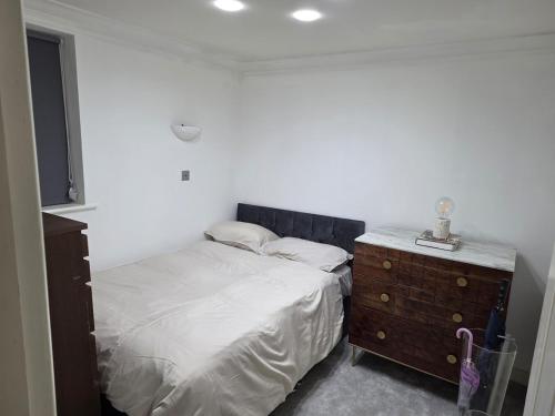 Central London Gem with Rooftop & Patio Retreat! in Greater London