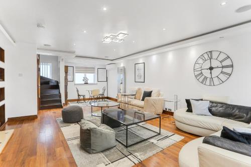 Phenomenal Hyde Park-Central London Home With Large Roof Terrace, Londyn