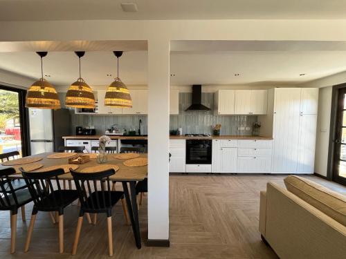Casa en Laguna de Zapallar a pasos de la playa, recién remodelada