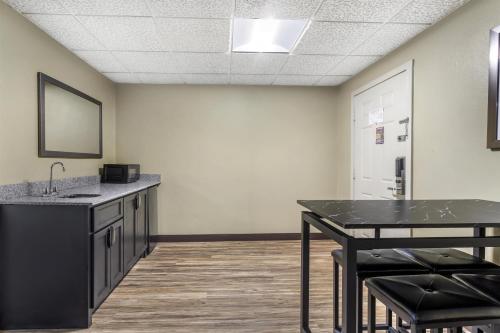 Best Western Plaza Inn - image 10
