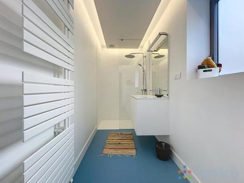Shower, Anavel Atao in Bois Blancs