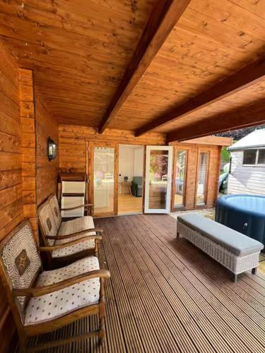 Lodge near Bath for relaxing getaway with Hot tub chambre d'hôte Calne