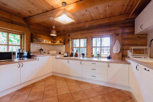 Domek LAVENDA z widokiem na rzeke - Basen, Jacuzzi, Sauna - Magiczny ogrod - 0,5ha prywatnej przestr in Niwiska
