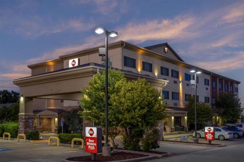 Best Western Plus Shamrock Inn & Suites
