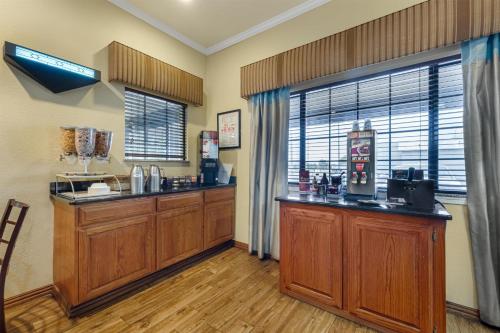 Best Western Plus Shamrock Inn & Suites - image 3
