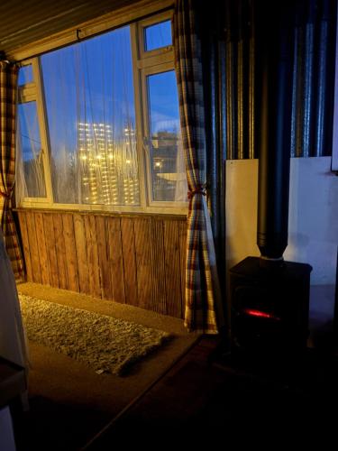 Bridie -rose rural shepherd hut , sleeps 4 with wood fuel hot tub in Pembridge