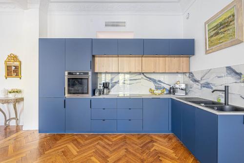 Luxury Notre Dame by BookingGuys in Altro