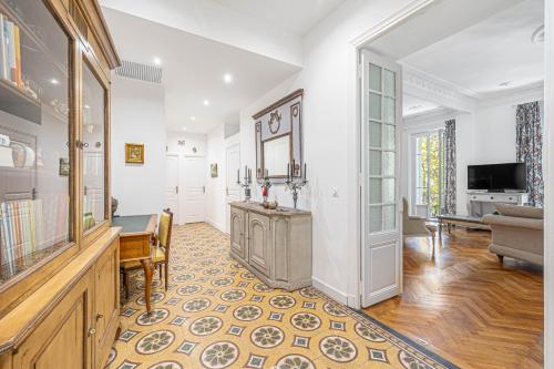 Hall, Luxury Notre Dame by BookingGuys in Altro