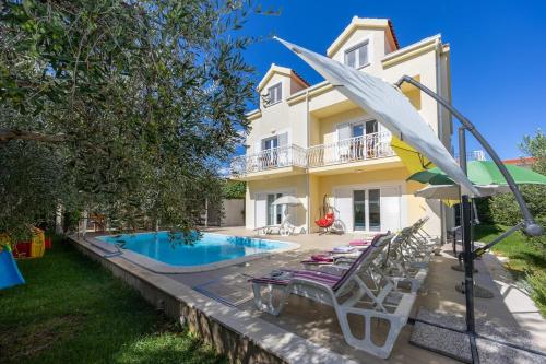 Luxury Villa with Pool, Sauna & Gym-5 Bedrooms – khách sạn tại Kastel Stafilic