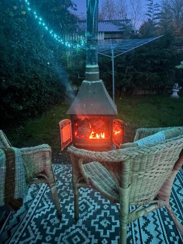 Four Seasons Country Retreat with Wood Fuel Hot Tub close to kington Market Town in Pembridge