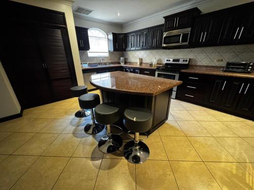 מטבח, Pacific Sun Penthouse in חראדורה