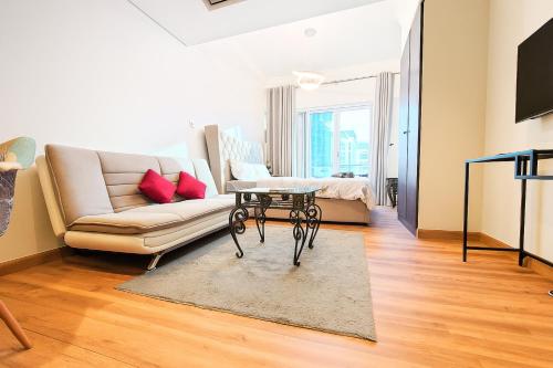 Luxury Studio with Balcony - Close to Metro & Marina, Dubaj