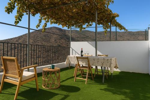 Casa del Agua- Casa rural con encanto en Sierra Nevada terraza y chimenea in Abrucena