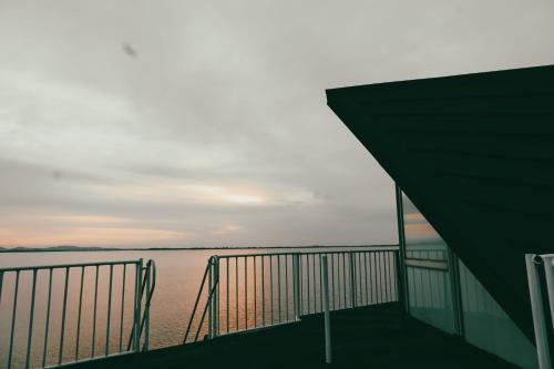 Viesnīcas āriene, The Play Deck at Binge - An Elevated Experience on the Vaal Dam in Deneysville