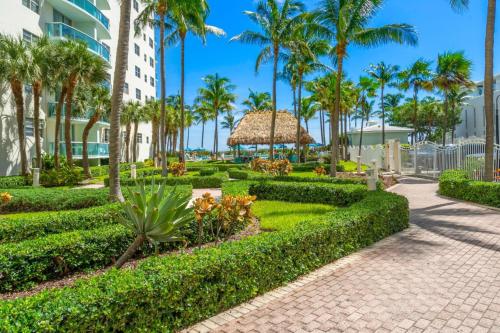 Family-Friendly Beach Condo Steps to the Ocean in ฮอลลันเดล