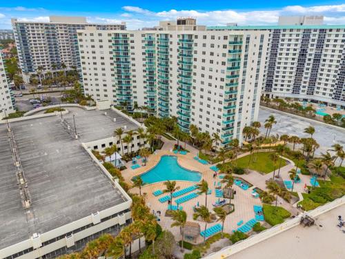 Family-Friendly Beach Condo Steps to the Ocean in ฮอลลันเดล